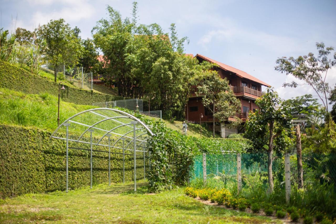 Red House The Garden Stay In Bukit Tinggi By Play Bentong Eksteriør billede