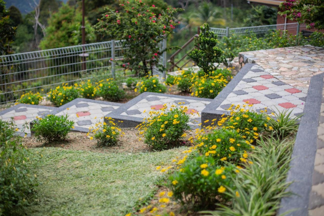 Red House The Garden Stay In Bukit Tinggi By Play Bentong Eksteriør billede