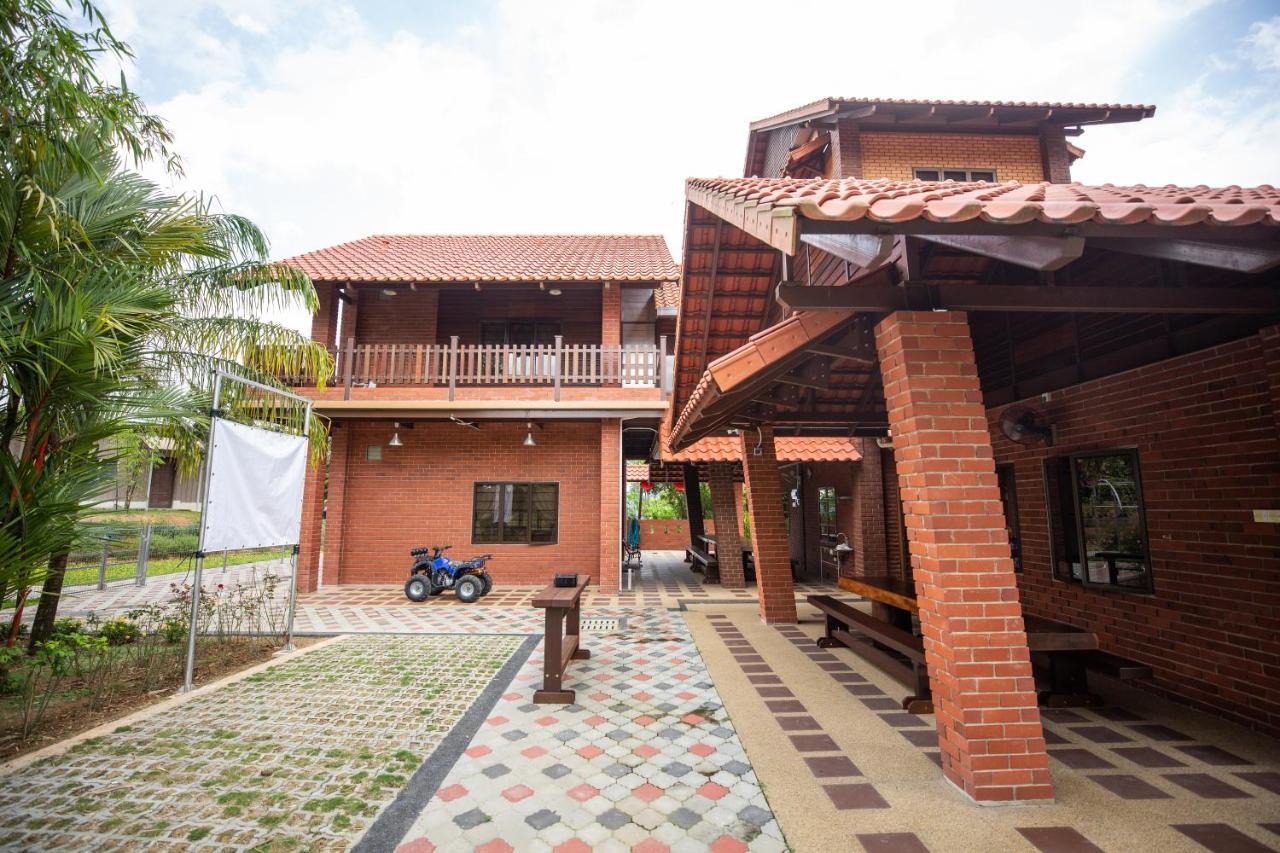 Red House The Garden Stay In Bukit Tinggi By Play Bentong Eksteriør billede